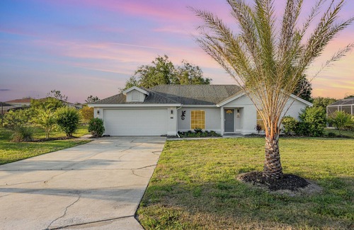 Sunridge Woods Casa | 4BR sunny retreat with pool, water views, W/D, 10 miles from Disney