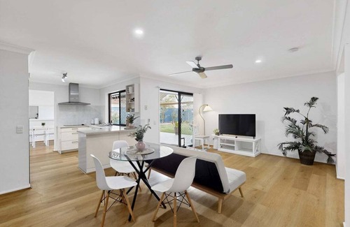 Camira Casa | 4BR Sweet Home Spingfield