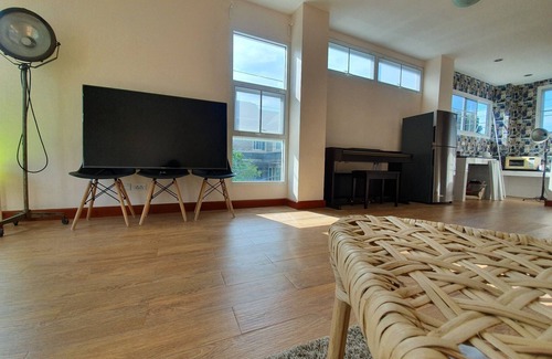Chom Phon Casa | 4BR townhouse above 7-11, 10mins walk to trains, local food