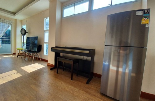 Chom Phon Casa | 4BR townhouse above 7-11, 10mins walk to trains, local food
