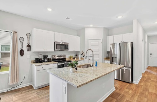 Ocean Isle Beach Casa | 4BR Townhouse with Golf View in Ocean Isle Beach