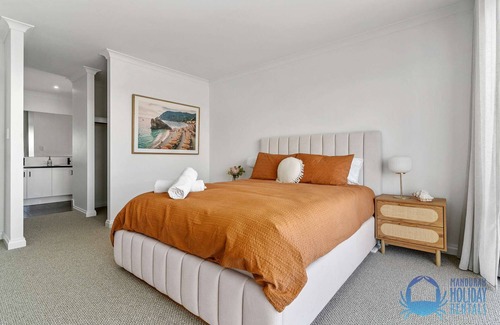 Wannanup Casa | 4BR Tranquil Luxury by the Canal in Wannanup