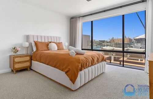 Wannanup Casa | 4BR Tranquil Luxury by the Canal in Wannanup