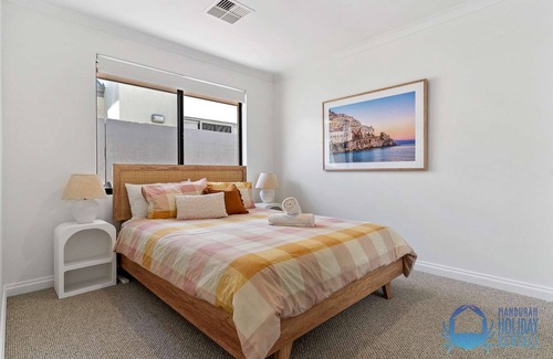 Wannanup Casa | 4BR Tranquil Luxury by the Canal in Wannanup