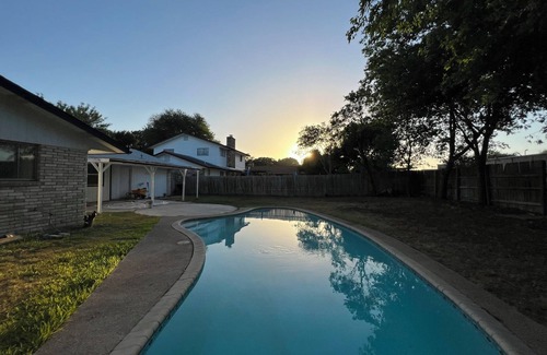 Universal City Casa | 4BR w/Pool Furnished Extended Stay near Randolph AFB Wi-Fi W/D