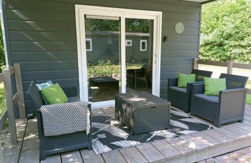 Oosterwolde Chalet De Esquí | 4p chalet TOLVE met 4 fietsen vlakbij natuurgebieden Drents Friese Wold, Fochteloërveen en gevangenisdorp Veenhuizen