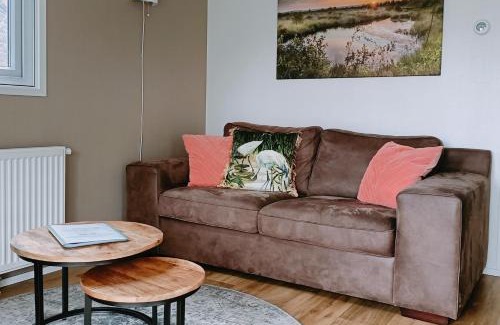 Oosterwolde Chalet De Esquí | 4p chalet TOLVE met 4 fietsen vlakbij natuurgebieden Drents Friese Wold, Fochteloërveen en gevangenisdorp Veenhuizen