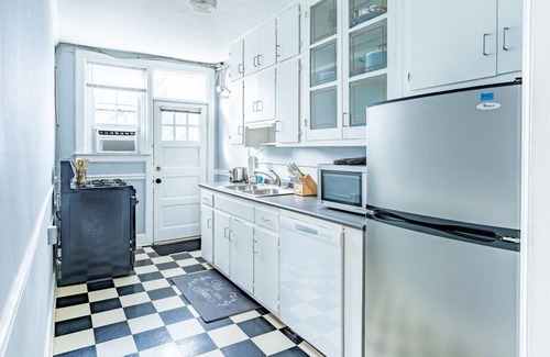 Greensboro Condominio | 4th Floor Condo 1/4 mile from Moses Cone Hospital