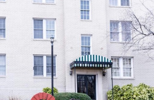 Greensboro Condominio | 4th Floor Condo 1/4 mile from Moses Cone Hospital