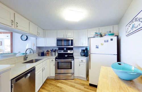 Atlantic Beach Condominio | 4th-Floor oceanfront condo with amazing view, WiFi & shared pools/hot tub/gym
