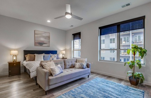Downtown Louisville Apartamento | 4th Street Suites - Deluxe King Bed Suite w/ Pool ❤ FREE PARKING