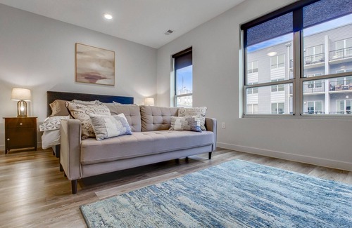 Downtown Louisville Apartamento | 4th Street Suites - Deluxe King Bed Suite w/ Pool ❤ FREE PARKING