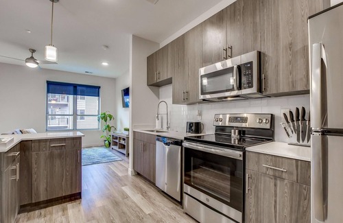 Downtown Louisville Apartamento | 4th Street Suites - Deluxe King Bed Suite w/ Pool ❤ FREE PARKING