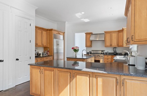 East Hampton Casa | 5 acre 6 bdrm Estate; large pool and hot tub between Sag Harbor and East Hampton