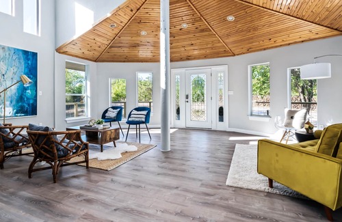 Manor Casa | 5 Acre Country Retreat | Hot Tub + Pool + 2 Primary Suites | Great 4 Gatherings
