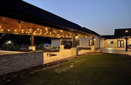 La Porte Casa | 5 Acre Resort Property. Close to Kemah Boardwalk, Galveston, Houston and more!