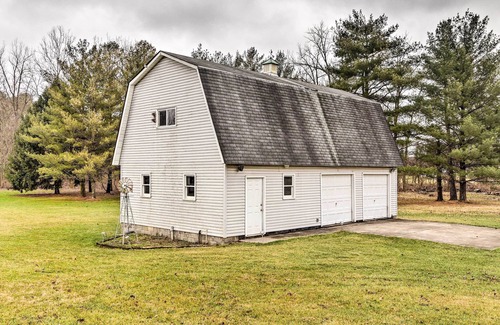 Pickerington Cabaña | 5-acre Vacation Home w/ Woods & Hiking Ground