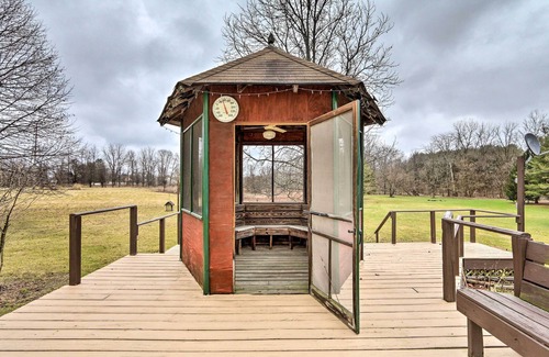 Pickerington Cabaña | 5-acre Vacation Home w/ Woods & Hiking Ground