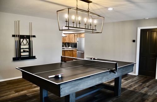 Flagstaff Cabina | 5 Acres - Hot Tub - King Bed Suites - Ping Pong - Pool - 9 Hole Disc Golf