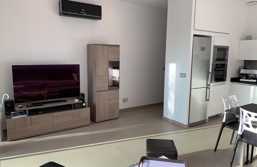 Carqueiranne Apartamento | Apartamento en casa de playa contemporáneo con vistas al mar y el infinito Clim