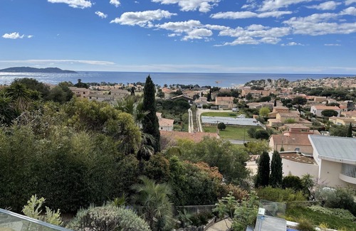 Carqueiranne Apartamento | Apartamento en casa de playa contemporáneo con vistas al mar y el infinito Clim