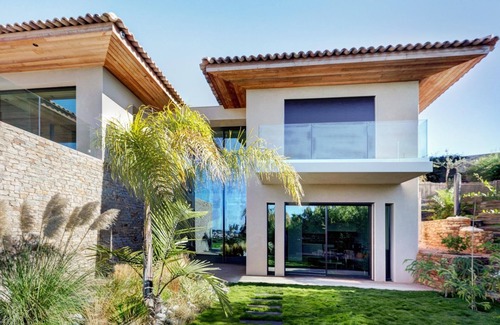 Carqueiranne Apartamento | Apartamento en casa de playa contemporáneo con vistas al mar y el infinito Clim