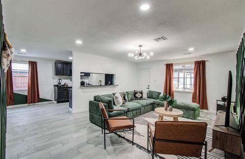 Southbelt/Ellington Casa | 5-BD,2-BA Tranquil Retreat ft Jacuzzi & Playground