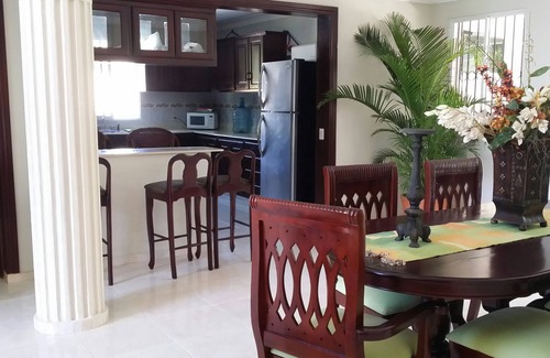 La Esplanada Villa | Villa de 5 BD para huéspedes con piscina, cerca de todo.