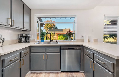 Elk Grove Casa | 5 BD Home/Pool /Game RM/King Bed/High Ceiling