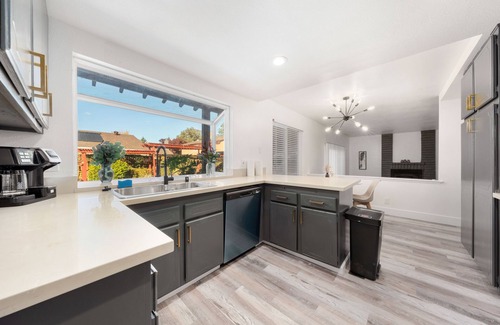 Elk Grove Casa | 5 BD Home/Pool /Game RM/King Bed/High Ceiling