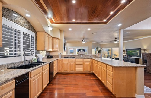 Bullhead City Casa | 5 Bdr Beautiful Riverfront Home with Dock!