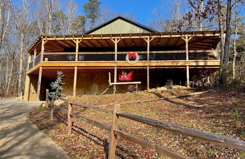 Kodak Casa | 5 BDRM Cabin 15 miles from Dollywood! HUGE porch & games! 3 miles from Buc-ees!