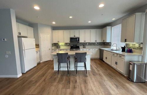 Fontana Casa | 5 bds large house,Near Airport Ontario Mills,free parking,pets friendly.