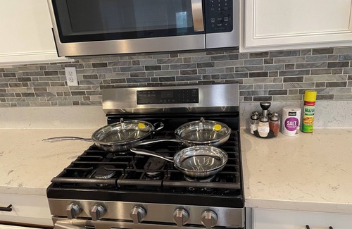 Fontana Casa | 5 bds large house,Near Airport Ontario Mills,free parking,pets friendly.