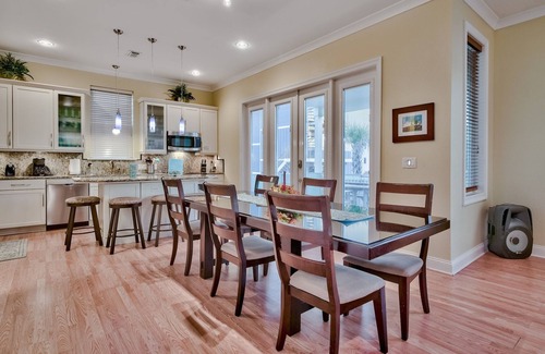 Villa Primera Casa | 5 STAR UPSCALE 4BR PENSACOLA BEACH HOUSE-100 yardas a la playa-hot-tub-sleeps 16