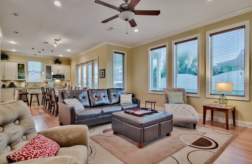 Villa Primera Casa | 5 STAR UPSCALE 4BR PENSACOLA BEACH HOUSE-100 yardas a la playa-hot-tub-sleeps 16