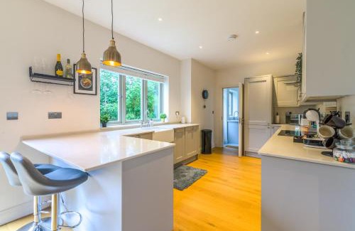 Syon Casa | 5 Bed 2 Bath House By LiveStay Short Lets & Serviced Accommodation Isleworth with Private Garden & Jacuzzi