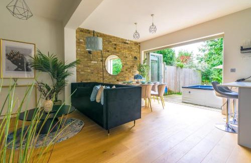 Syon Casa | 5 Bed 2 Bath House By LiveStay Short Lets & Serviced Accommodation Isleworth with Private Garden & Jacuzzi