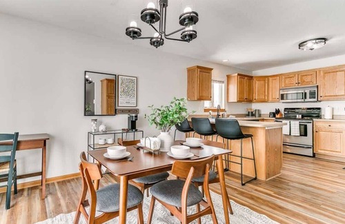 Ames Casa | 5 Bed 2 Bath/Modern Large Home