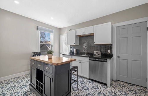 Roslindale Casa | 5 Bed 3 bath Boston Condo