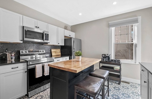 Roslindale Casa | 5 Bed 3 bath Boston Condo