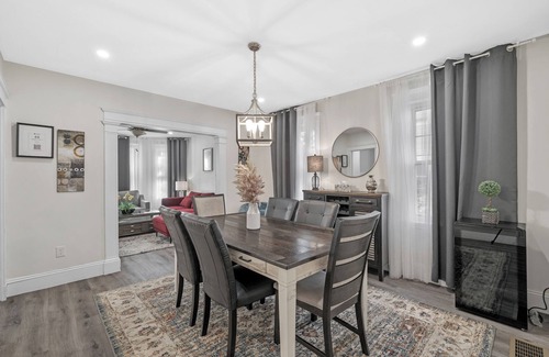 Roslindale Casa | 5 Bed 3 bath Boston Condo