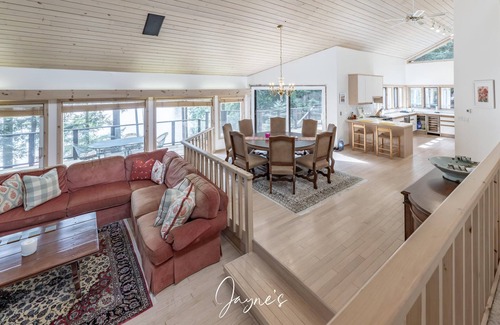 Port Carling Cabaña | 5 bed 3 bath cottage on Lake Muskoka + Boathouse with a loft