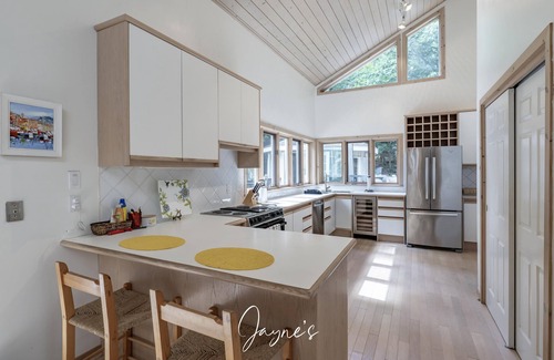 Port Carling Cabaña | 5 bed 3 bath cottage on Lake Muskoka + Boathouse with a loft
