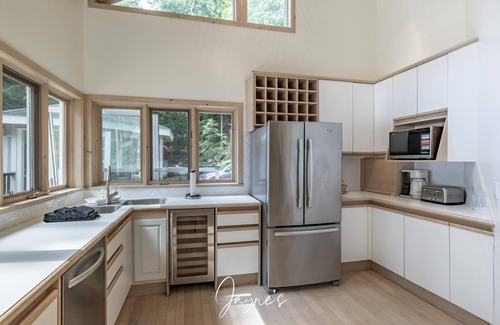 Port Carling Cabaña | 5 bed 3 bath cottage on Lake Muskoka + Boathouse with a loft
