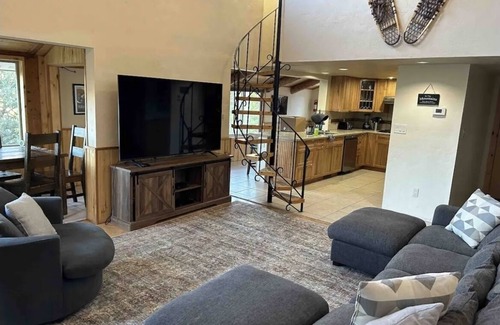 Durango Cabina | 5 Bed/3 Bath near Purgatory, Hot Springs & Downtown Durango