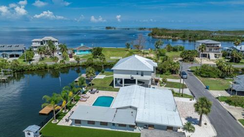 Spring Hill Casa | 5 Bed 3 Bath Waterfront Pool! Great for families!