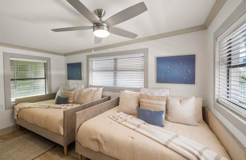 Spring Hill Casa | 5 Bed 3 Bath Waterfront Pool! Great for families!