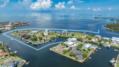 Spring Hill Casa | 5 Bed 3 Bath Waterfront Pool! Great for families!