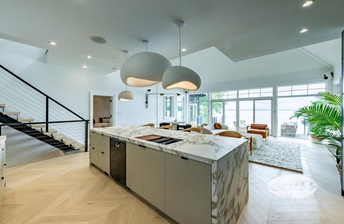 Port Carling Cabaña | 5 bed 4 bath Lakehouse on Lake Simcoe! Hot Tub!
